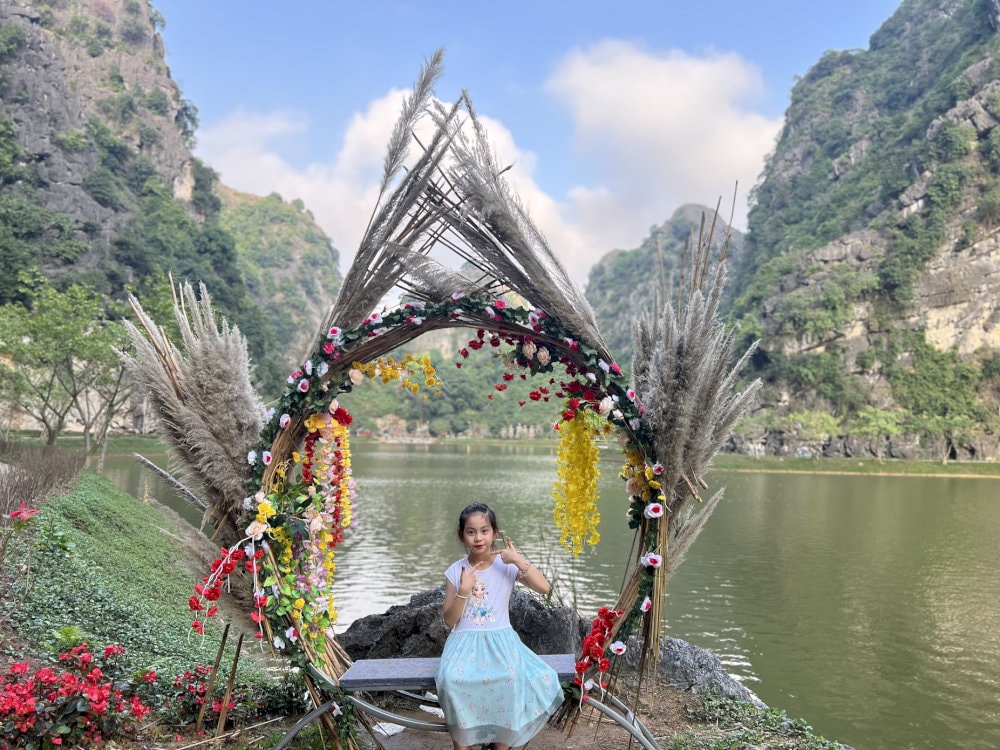 You can take photos with the decorated areas near the lake